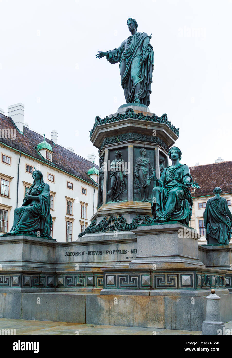 Vienna, Austria - 22 Ottobre 2017: Kaiser Franz mi statua (1842-1846) presso il Palazzo di Hofburg sulla Michaelerplatz Foto Stock