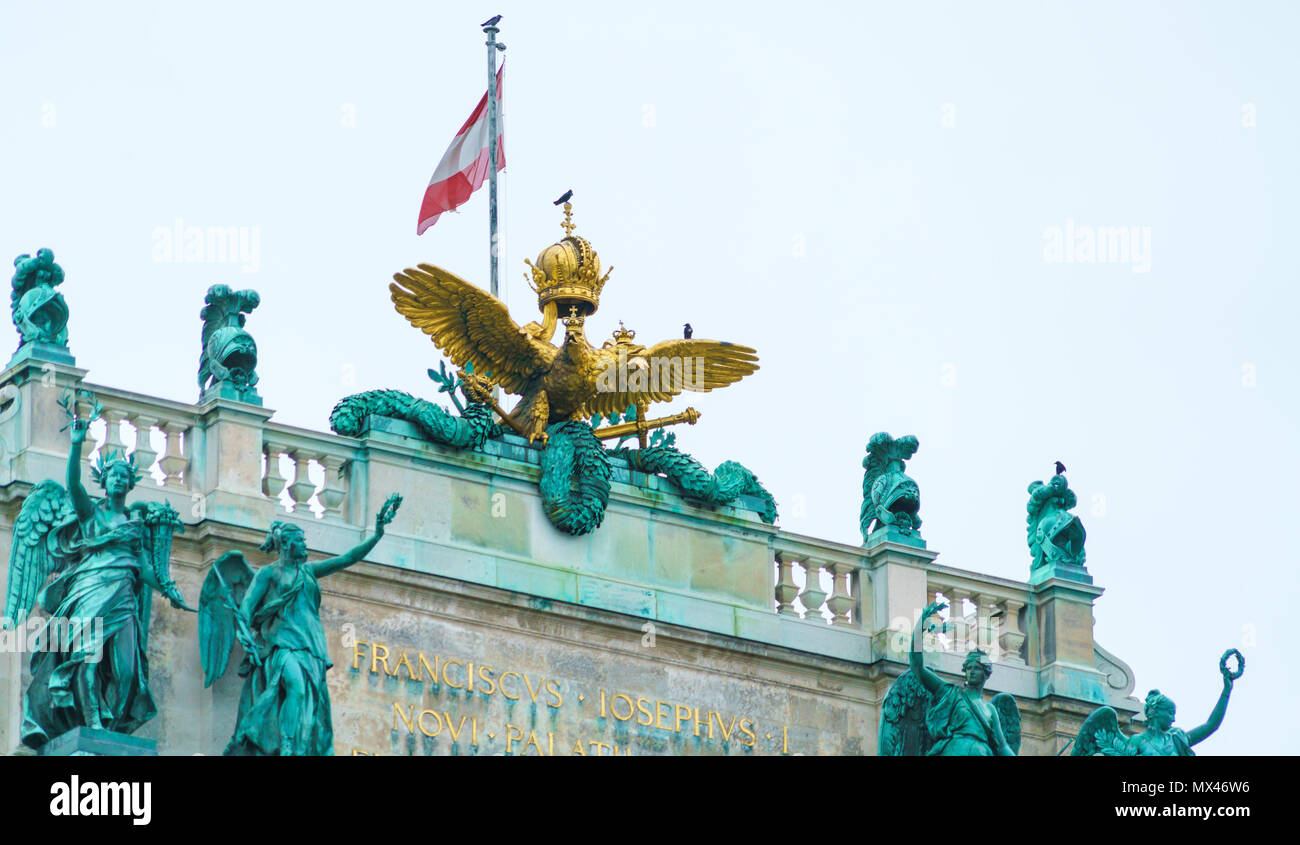 Vienna, Austria - 22 Ottobre 2017: Nuovo castello o Neue Burg (1913) ala della Hofburg con l imperatore eagle sulla parte superiore Foto Stock