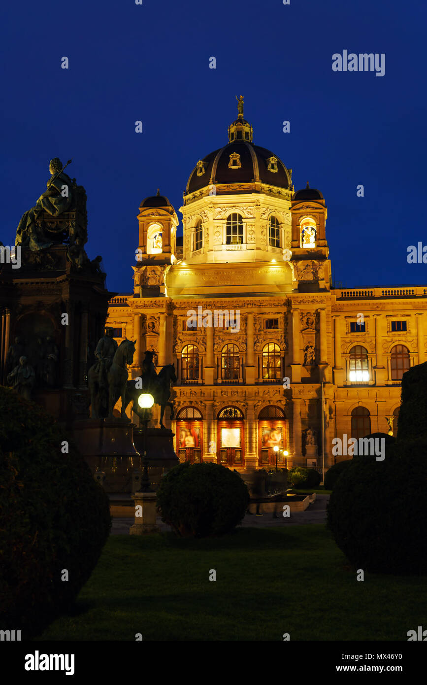 Vienna, Austria - 22 Ottobre 2017: facciata del Museo di Storia dell'arte o Kunsthistorisches Museum (1871-1891) su Maria-Theresien-Platz di notte Foto Stock