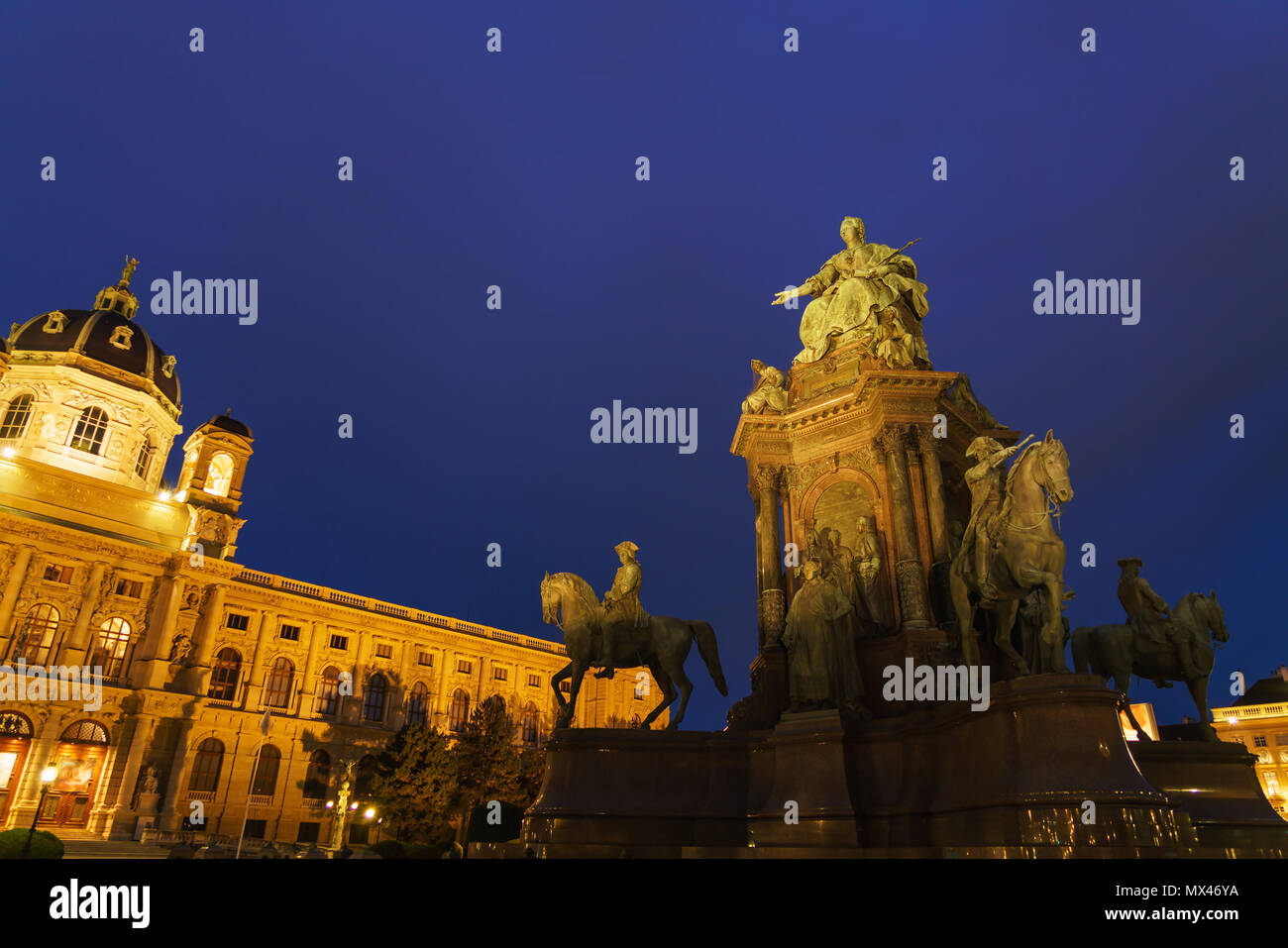 Vienna, Austria - 22 Ottobre 2017: l'Imperatrice Maria Theresia monumento (1888) da Kaspar von Zumbusch a Maria-Theresien-Platz di notte Foto Stock