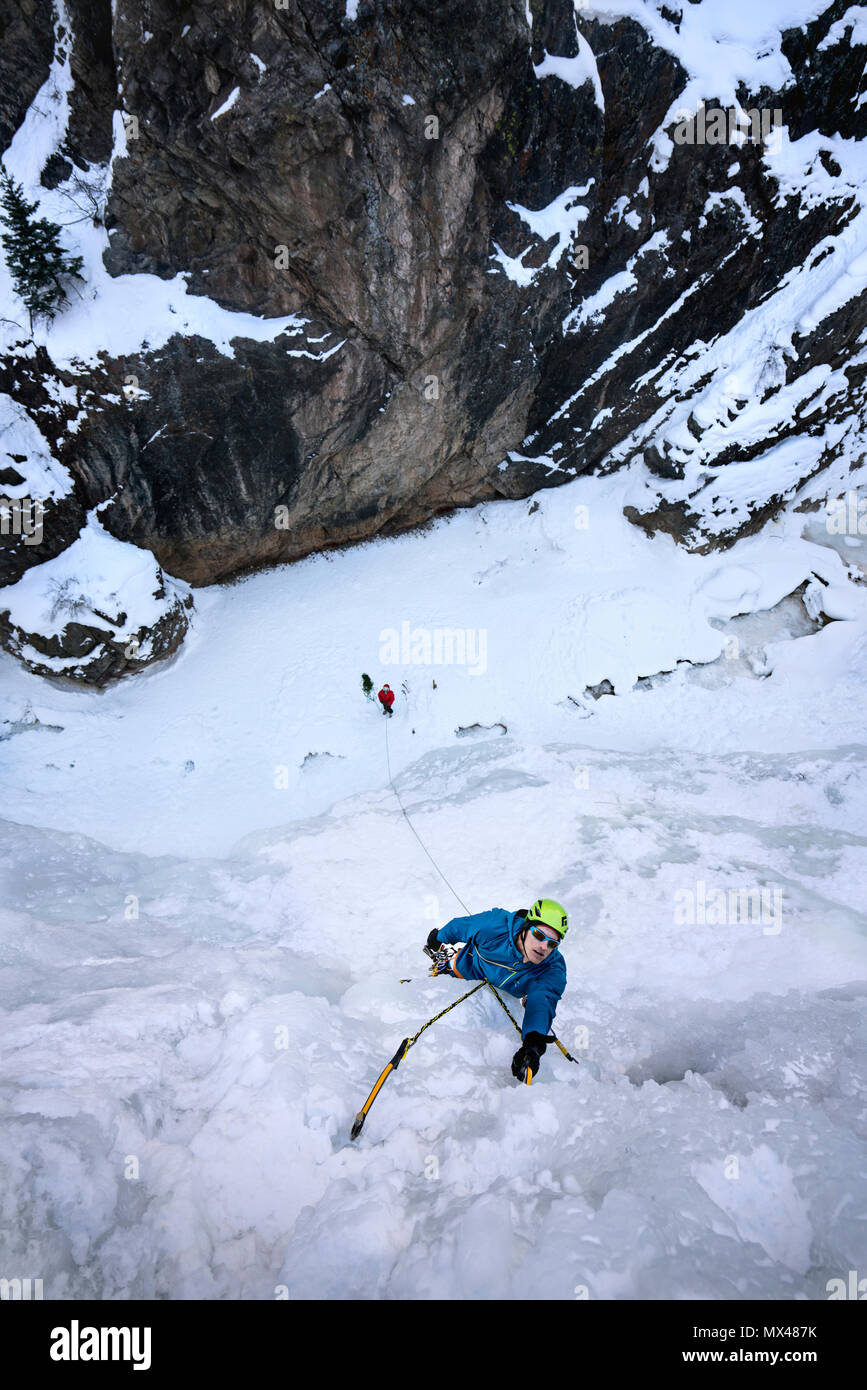 Un uomo lead di arrampicata in ouray ice park Foto Stock