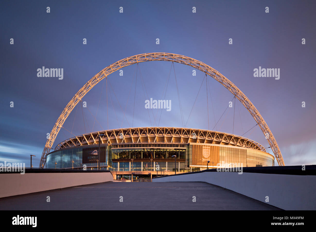Lo stadio di Wembley nel caldo bagliore del sole al tramonto. Foto Stock