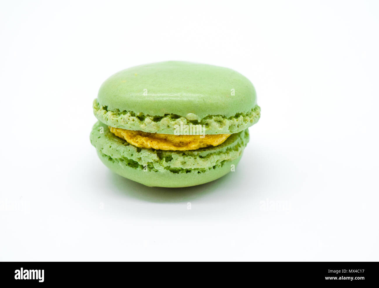 Macaron verde isolato su sfondo bianco, uno macaron Foto Stock