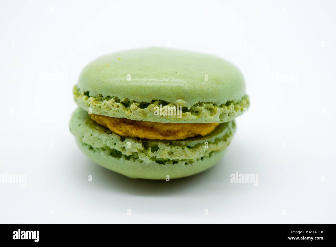 Macaron verde isolato su sfondo bianco, uno macaron Foto Stock