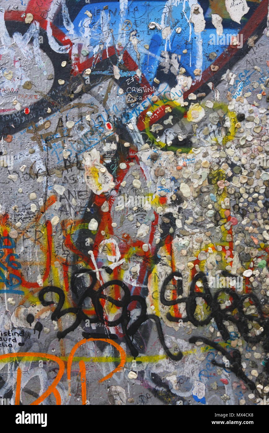 In prossimità di un tratto del muro di Berlino che mostra illustrazioni, graffiti, Berlino, Germania Foto Stock