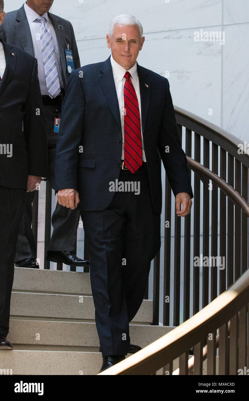Vice Presidente Mike Pence arriva presso l'U.S. Capitol. Foto Stock