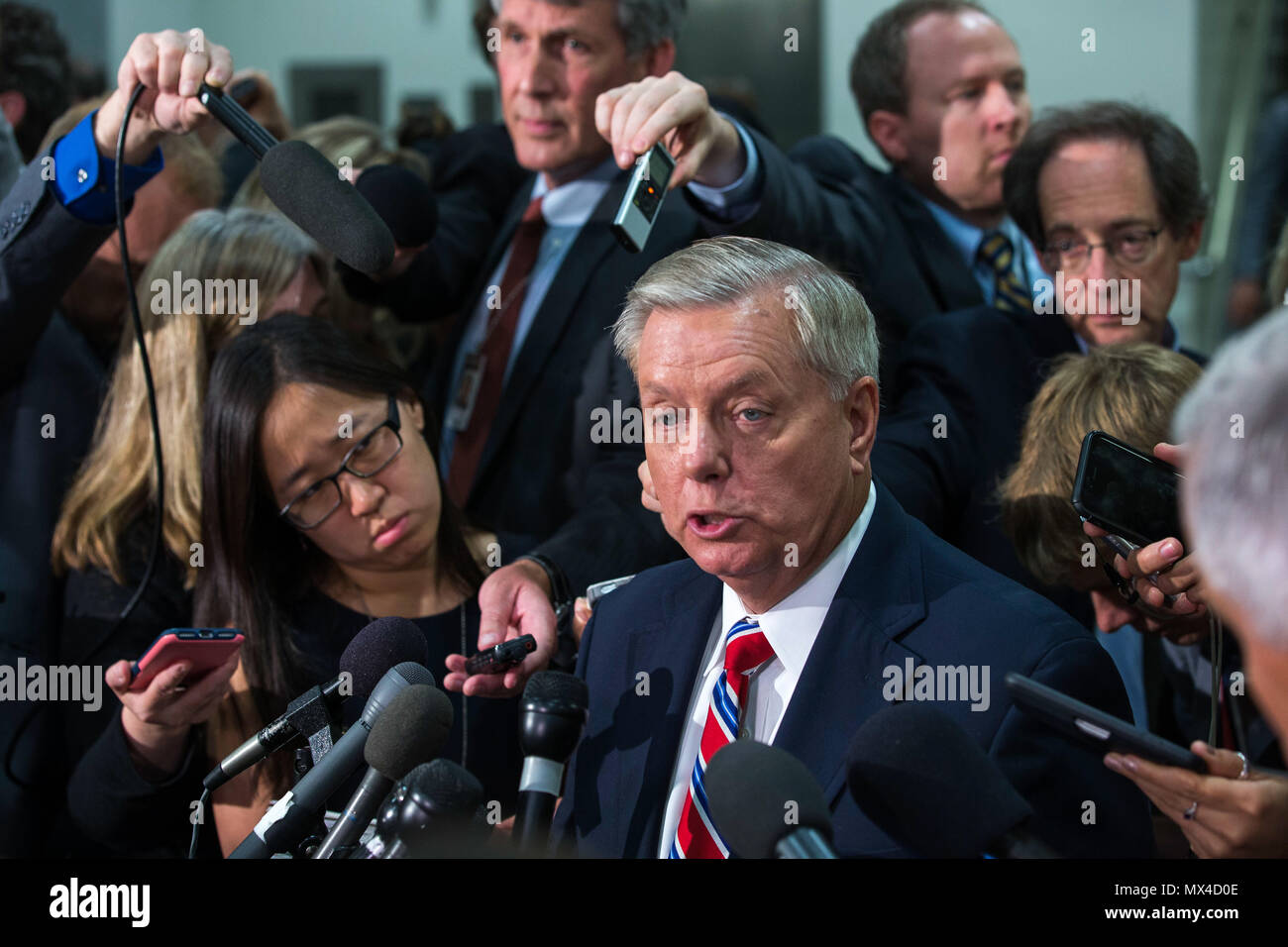 Il senatore Lindsey Graham (R-SC) parla con i giornalisti NEGLI STATI UNITI Capitol metropolitana dopo un senato chiuso briefing dal vice procuratore generale Rosenstein asta. Foto Stock