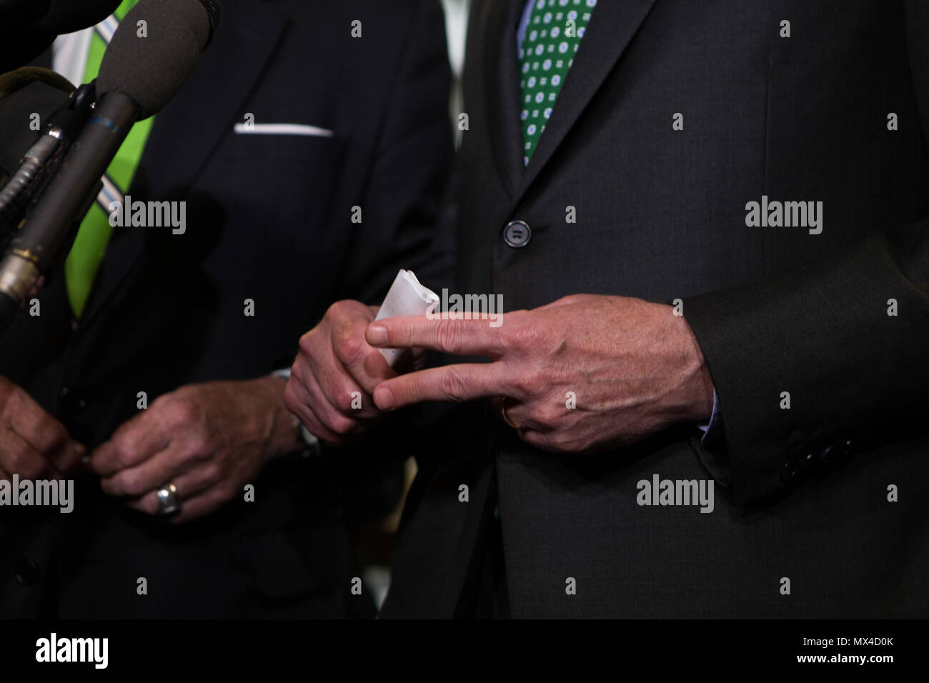 Intelligenza del senato presidente di commissione Il senatore Richard Burr (R-NC) (sinistra) e Vice Presidente il senatore Mark Warner (D-VA) parlare con i giornalisti a seguito di una riunione del comitato sulla Capitol Hill. I senatori hanno dichiarato che il comitato emetterà due nuove citazioni richiede documenti da ex National Security Advisor Michael Flynn. Foto Stock