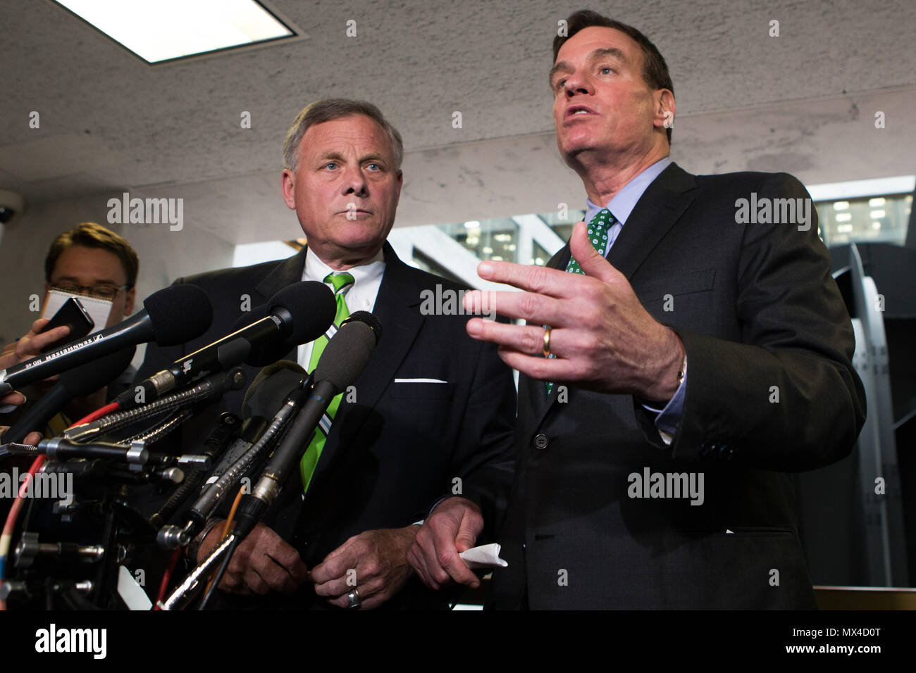 Intelligenza del senato presidente di commissione Il senatore Richard Burr (R-NC) (sinistra) e Vice Presidente il senatore Mark Warner (D-VA) parlare con i giornalisti a seguito di una riunione del comitato sulla Capitol Hill. I senatori hanno dichiarato che il comitato emetterà due nuove citazioni richiede documenti da ex National Security Advisor Michael Flynn. Foto Stock