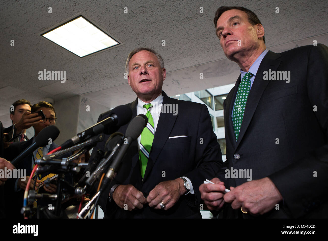 Intelligenza del senato presidente di commissione Il senatore Richard Burr (R-NC) (sinistra) e Vice Presidente il senatore Mark Warner (D-VA) parlare con i giornalisti a seguito di una riunione del comitato sulla Capitol Hill. I senatori hanno dichiarato che il comitato emetterà due nuove citazioni richiede documenti da ex National Security Advisor Michael Flynn. Foto Stock