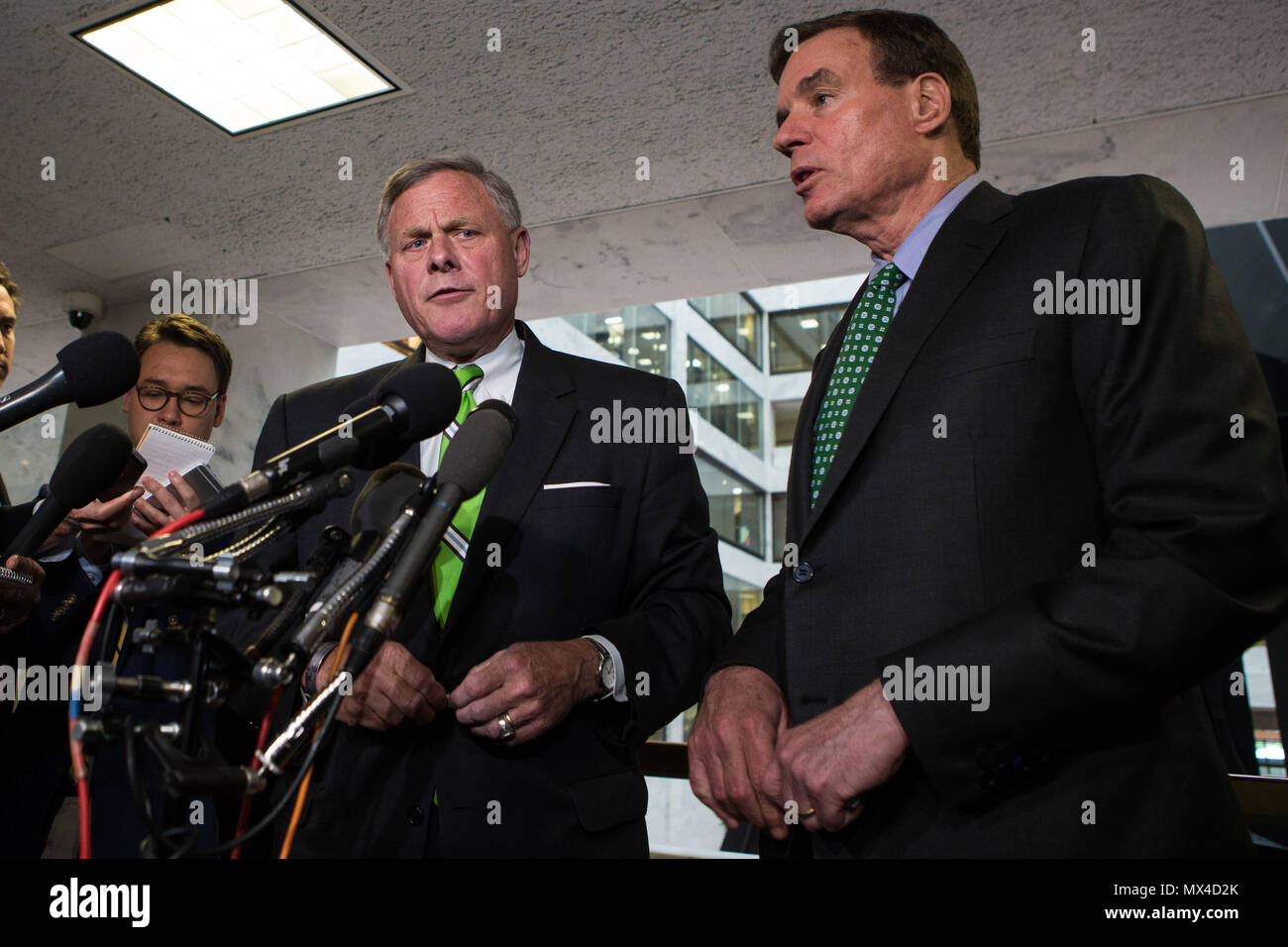 Intelligenza del senato presidente di commissione Il senatore Richard Burr (R-NC) (sinistra) e Vice Presidente il senatore Mark Warner (D-VA) parlare con i giornalisti a seguito di una riunione del comitato sulla Capitol Hill. I senatori hanno dichiarato che il comitato emetterà due nuove citazioni richiede documenti da ex National Security Advisor Michael Flynn. Foto Stock