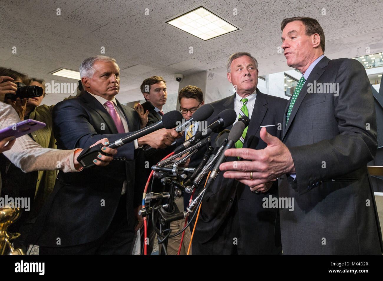 Intelligenza del senato presidente di commissione Il senatore Richard Burr (R-NC) (sinistra) e Vice Presidente il senatore Mark Warner (D-VA) parlare con i giornalisti a seguito di una riunione del comitato sulla Capitol Hill. I senatori hanno dichiarato che il comitato emetterà due nuove citazioni richiede documenti da ex National Security Advisor Michael Flynn. Foto Stock