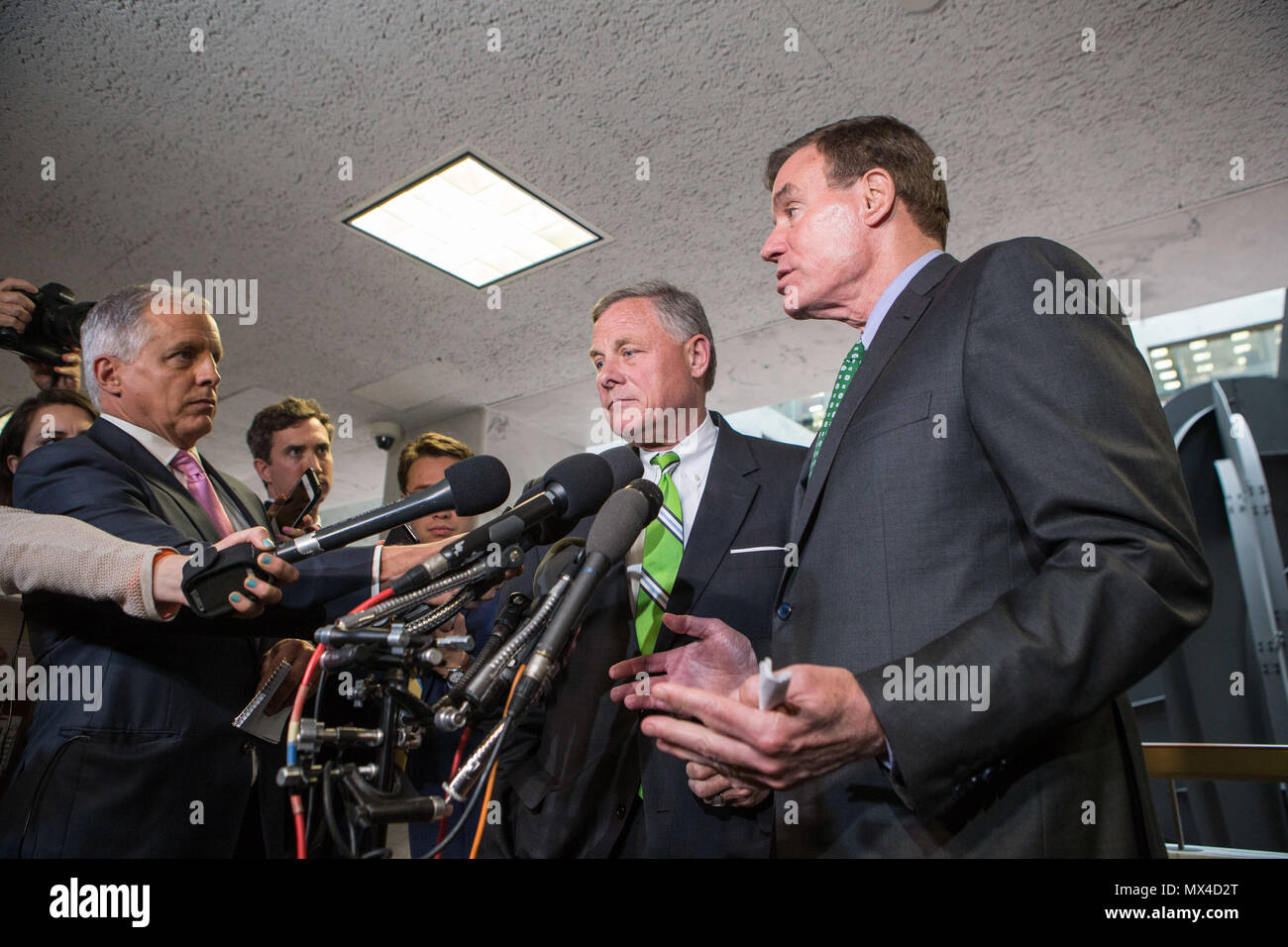 Intelligenza del senato presidente di commissione Il senatore Richard Burr (R-NC) (sinistra) e Vice Presidente il senatore Mark Warner (D-VA) parlare con i giornalisti a seguito di una riunione del comitato sulla Capitol Hill. I senatori hanno dichiarato che il comitato emetterà due nuove citazioni richiede documenti da ex National Security Advisor Michael Flynn. Foto Stock
