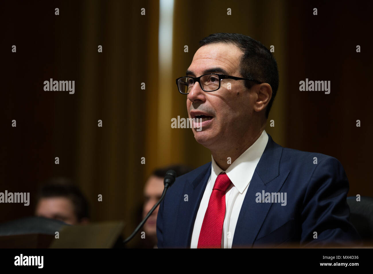Segretario del Tesoro Steven Mnuchin testimonia la Commissione delle finanze del Senato nel corso di una audizione sul 2018 FY Bilancio sulla Capitol Hill. Foto Stock