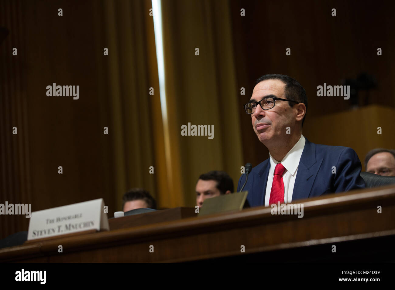 Segretario del Tesoro Steven Mnuchin testimonia la Commissione delle finanze del Senato nel corso di una audizione sul 2018 FY Bilancio sulla Capitol Hill. Foto Stock