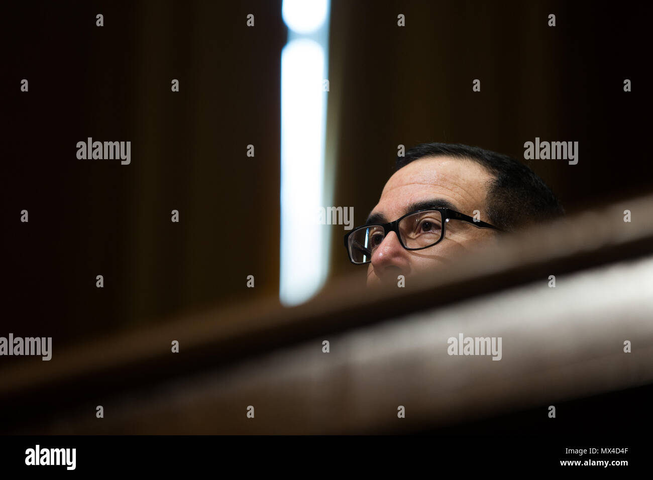 Segretario del Tesoro Steven Mnuchin testimonia la Commissione delle finanze del Senato nel corso di una audizione sul 2018 FY Bilancio sulla Capitol Hill. Foto Stock