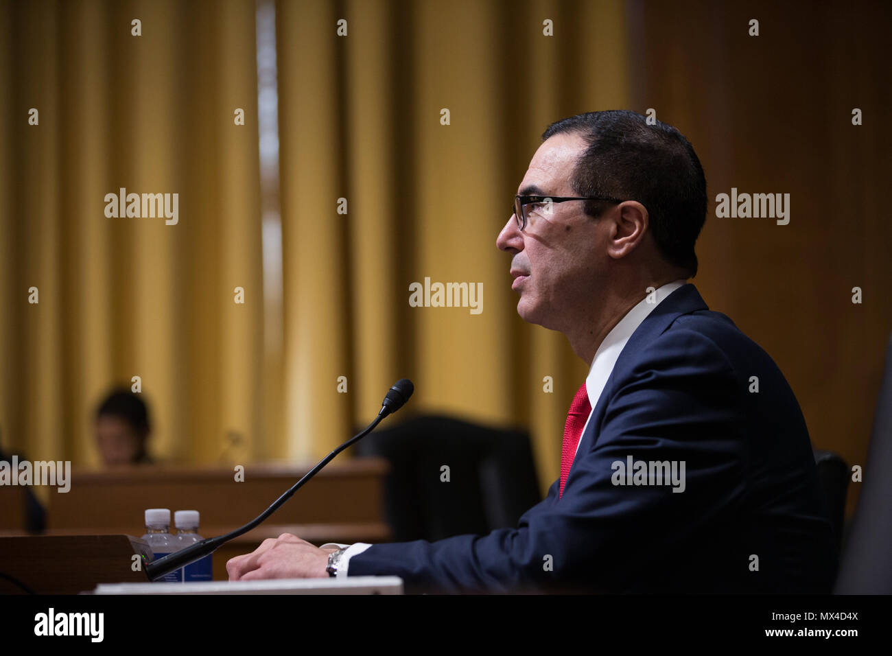 Segretario del Tesoro Steven Mnuchin testimonia la Commissione delle finanze del Senato nel corso di una audizione sul 2018 FY Bilancio sulla Capitol Hill. Foto Stock