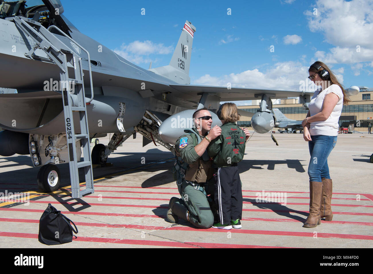 Il Mag. Gregory "Amp" Gossner, un pilota con il centoventesimo Fighter Squadron, centoquarantesimo ala, Colorado Air National Guard, dice addio ai suoi cari come egli si prepara a distribuire a Kadena Air Base, Giappone per il teatro Pacchetto di sicurezza. Circa 250 aviatori e 12 F-16 Fighting Falcon con il centoventesimo Fighter Squadron da Colorado Air National Guard Base, Buckley Air Force Base in Colorado, sono impostati per distribuire in maggio a Kadena Air Base, Giappone, come il centoventesimo Expeditionary Fighter Squadron a sostegno dell'U.S. Pacifico Comando Theatre Pacchetto di sicurezza. Foto Stock