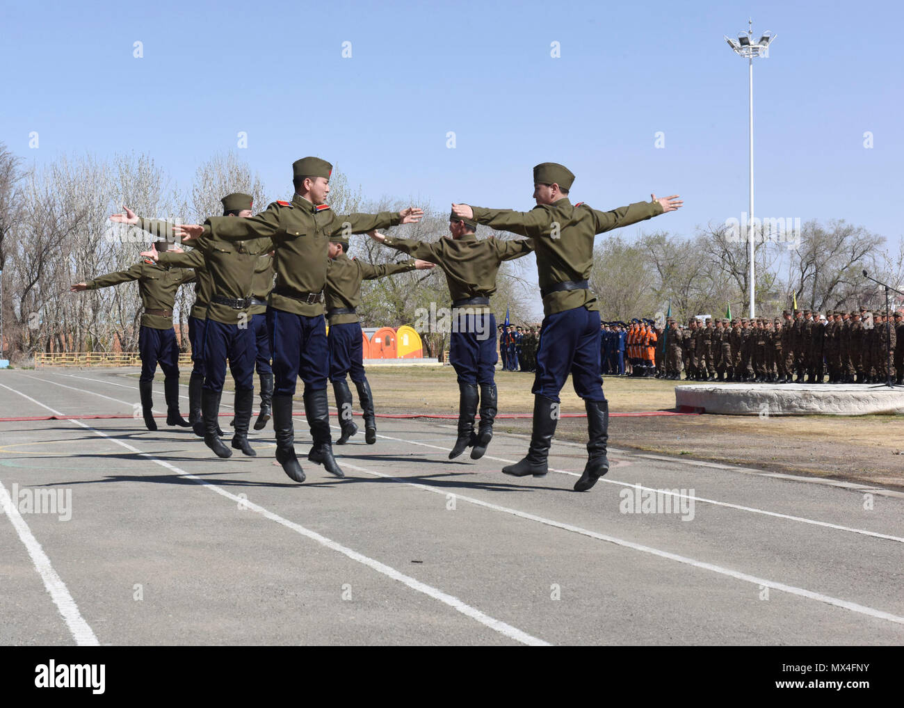 Membri del militare mongola canto e danza Ensemble eseguire durante la cerimonia di apertura di esercizio Gobi Wolf 2017 tenutasi a Dalanzadgad, Mongolia, 1 maggio 2017. GW 17 è ospitato dalla Mongolia National Emergency Management Agency e Mongolo Forze Armate come parte dell'esercito degli Stati Uniti del Pacifico la fornitura di assistenza umanitaria e di soccorso in caso di catastrofe "Pacific resilienza serie". Foto Stock