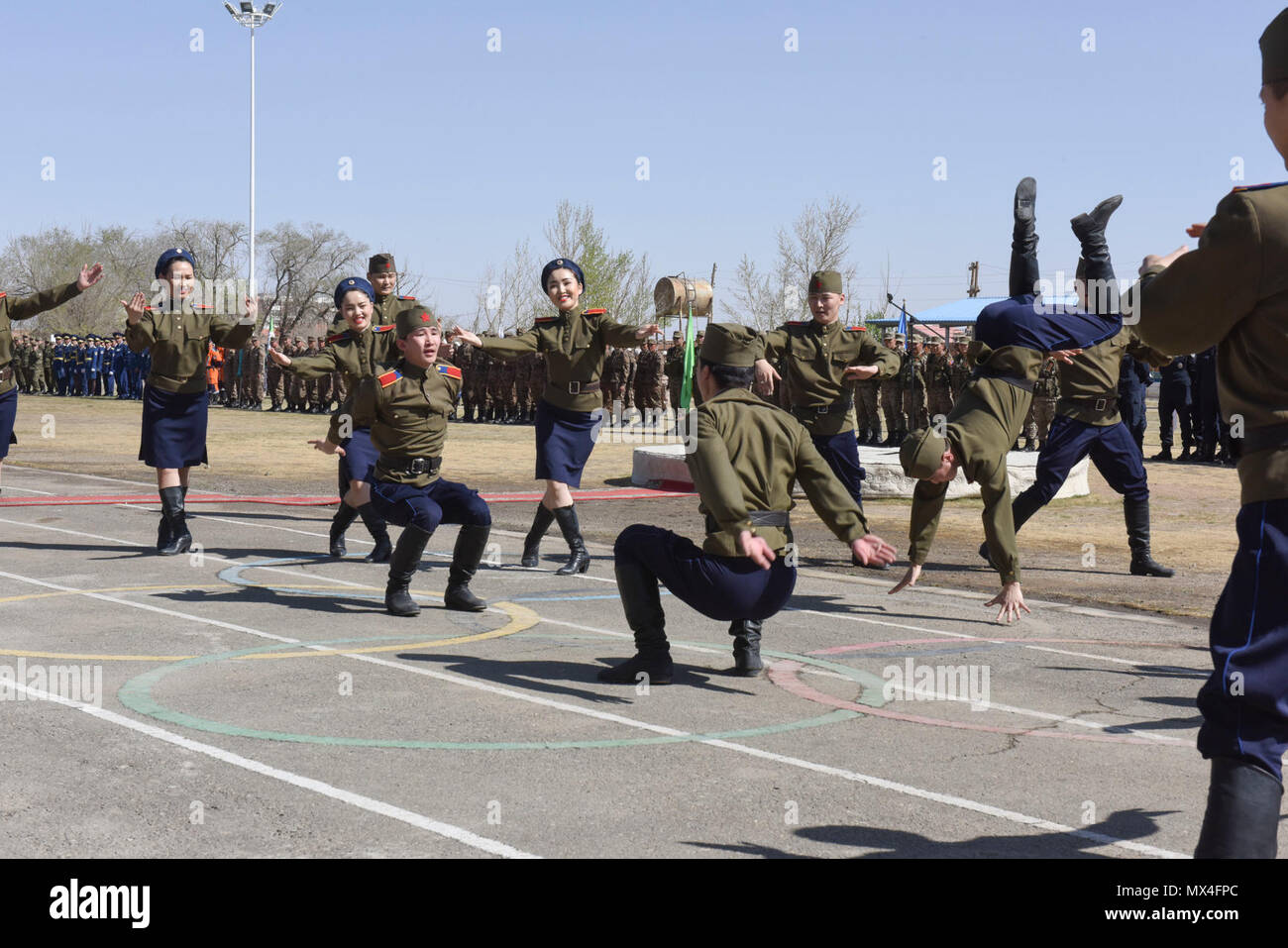 Membri del militare mongola canto e danza Ensemble eseguire durante la cerimonia di apertura di esercizio Gobi Wolf 2017 tenutasi a Dalanzadgad, Mongolia, 1 maggio 2017. GW 17 è ospitato dalla Mongolia National Emergency Management Agency e Mongolo Forze Armate come parte dell'esercito degli Stati Uniti del Pacifico la fornitura di assistenza umanitaria e di soccorso in caso di catastrofe "Pacific resilienza serie". Foto Stock