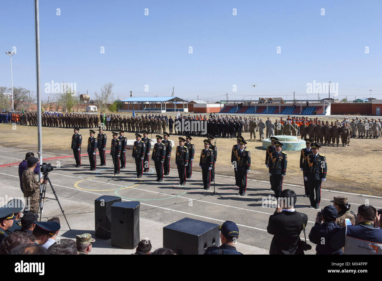 Membri del militare mongola canto e danza Ensemble eseguire durante la cerimonia di apertura di esercizio Gobi Wolf 2017 tenutasi a Dalanzadgad, Mongolia, 1 maggio 2017. GW 17 è ospitato dalla Mongolia National Emergency Management Agency e Mongolo Forze Armate come parte dell'esercito degli Stati Uniti del Pacifico la fornitura di assistenza umanitaria e di soccorso in caso di catastrofe "Pacific resilienza serie". Foto Stock