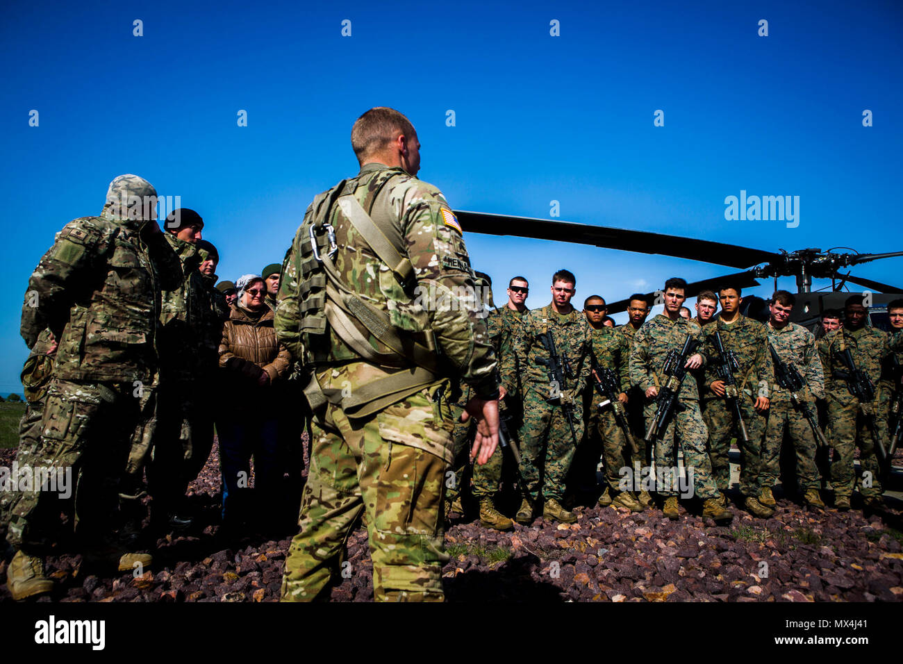 Stati Uniti Marines e soldati del Montenegro riceve una breve prima di equitazione in un U.S. Esercito UH-60 Blackhawk elicottero durante l'esercizio Platinum Eagle 17.2 a Babadag Area Formazione, Romania, 30 aprile 2017. Marines con BSRF Marine e la forza di rotazione Europa 17.1 terrà una classe con soldati montenegrini sul casualty evacuazioni in elicottero come parte militare-per-l'addestramento militare durante il platino Eagle. Il trans-atlantico relazione strategica tra Stati Uniti ed Europa si è forgiata nel corso degli ultimi 7 decenni ed è costruita su un fondamento di valori condivisi, di esperienze e di visioni. Foto Stock