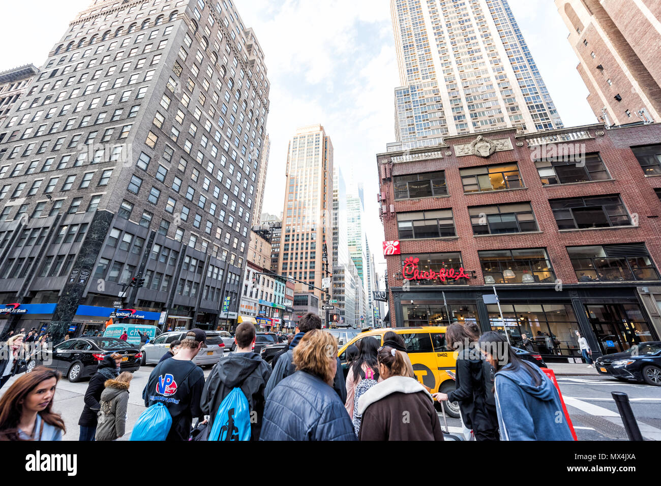 La città di New York, Stati Uniti d'America - Aprile 6, 2018: Manhattan NYC edifici di midtown Herald Square, 6 avenue road, segni, molte grandi enorme folla di persone hanno affollato Foto Stock