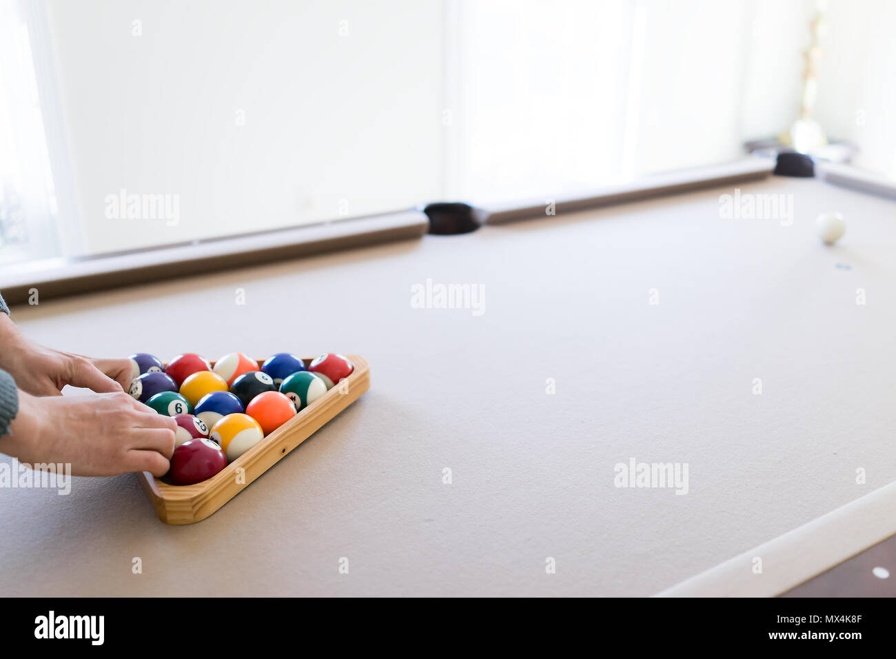 Interni Casa home con il biliardo tavolo da biliardo in soggiorno, uomo triangolo mobile rack, impostazione di gioco Foto Stock