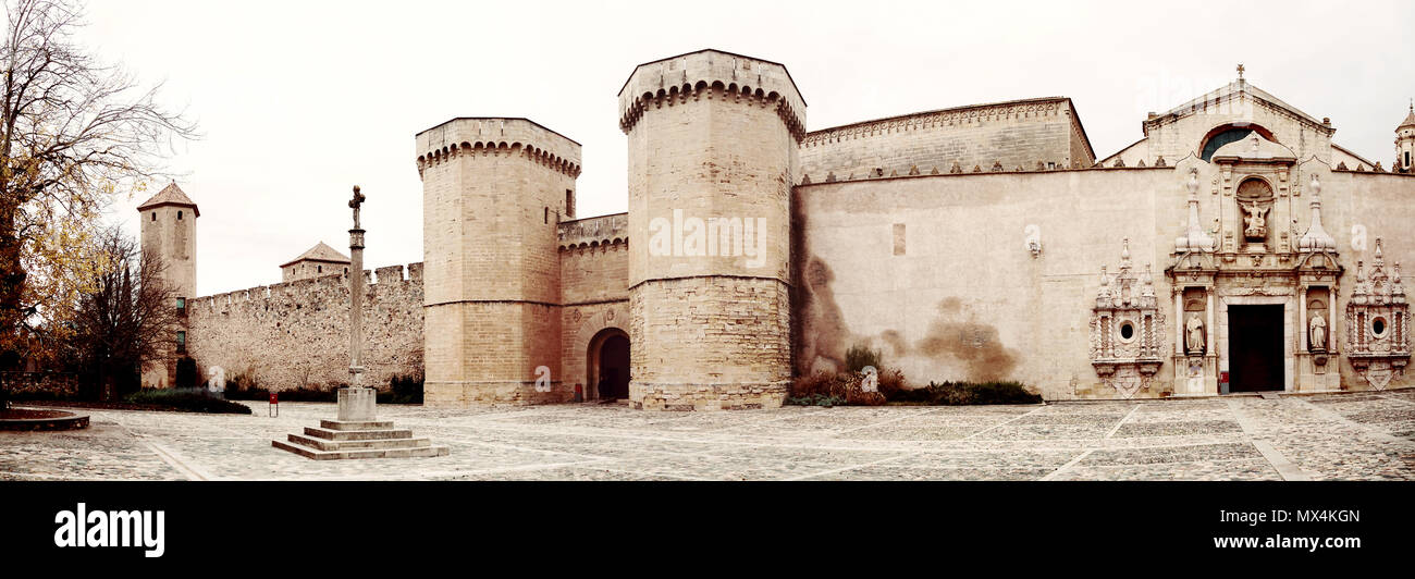 Le alte mura del monastero di Poblet al giorno nuvoloso in Catalogna Foto Stock