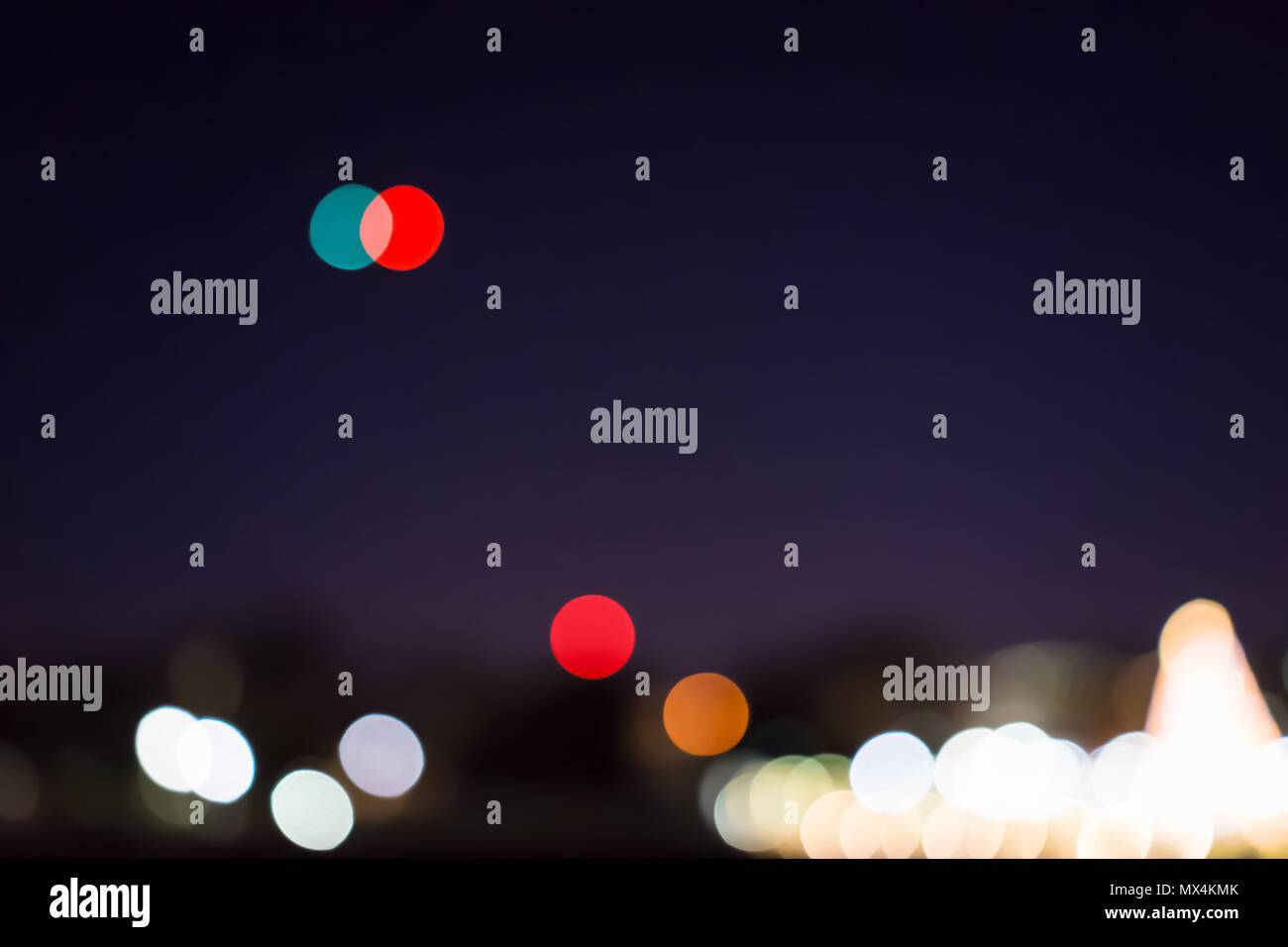 Washington DC memorial national mall di notte nel cielo viola in serata da prato, illuminato luci luminose scuro nel dicembre bokeh sfondo con helic Foto Stock