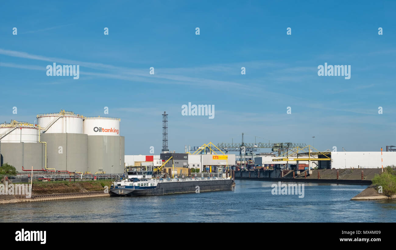 Olio impianto di stoccaggio situato in Germania sul fiume Reno. Foto Stock