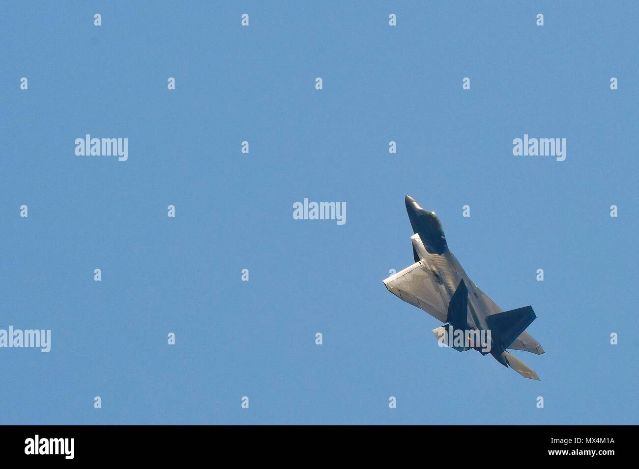 Un U.S. Air Force F-22 Raptor vola sopra il Bethpage Air Show di Jones Beach, NY., 25 maggio 2018. Nella sua dimostrazione, il velivolo ha dimostrato la furtività, supercruise, manovrabilità e avionico integrato le funzionalità di combattimento. Foto Stock