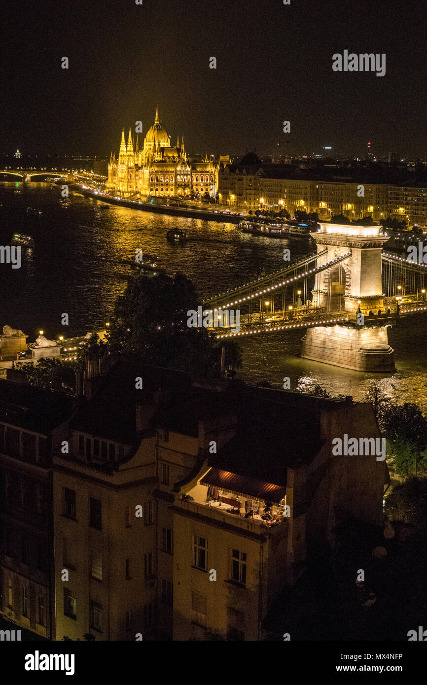'Szechenyi Chain Bridge' sospensione ponte che attraversa il fiume Danubio con il Parlamento ungherese edificio dietro, Budapest, Ungheria. Foto Stock