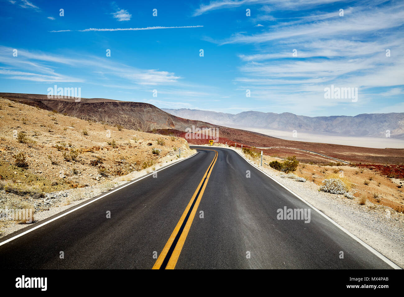 Immagine di una strada nel deserto, il concetto di viaggio. Foto Stock