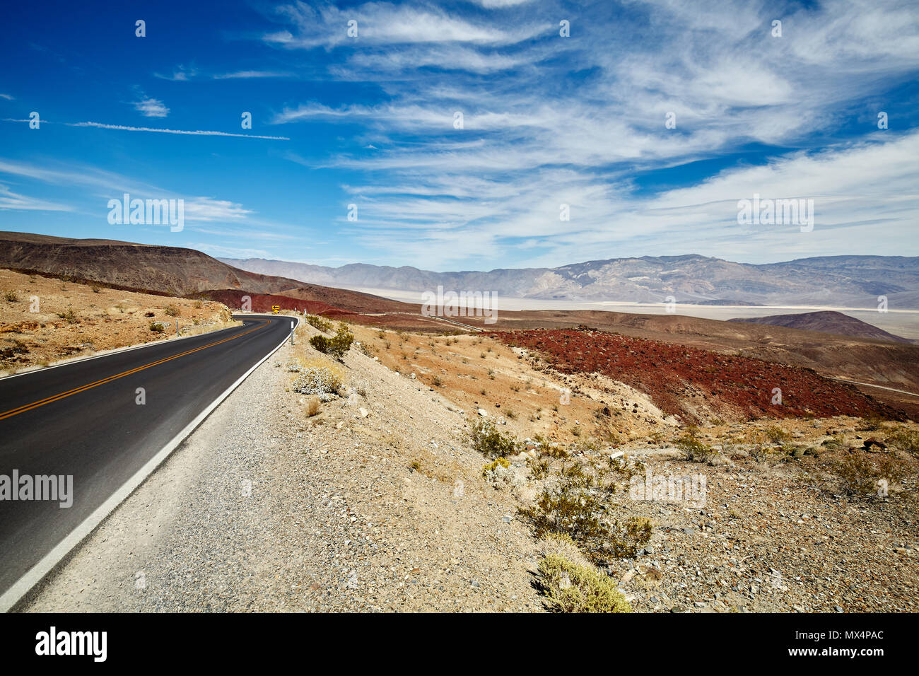 Immagine di una strada nel deserto, il concetto di viaggio. Foto Stock