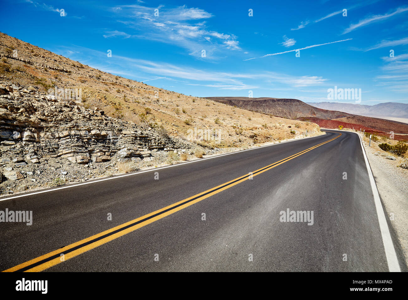 Immagine di una strada nel deserto, il concetto di viaggio. Foto Stock