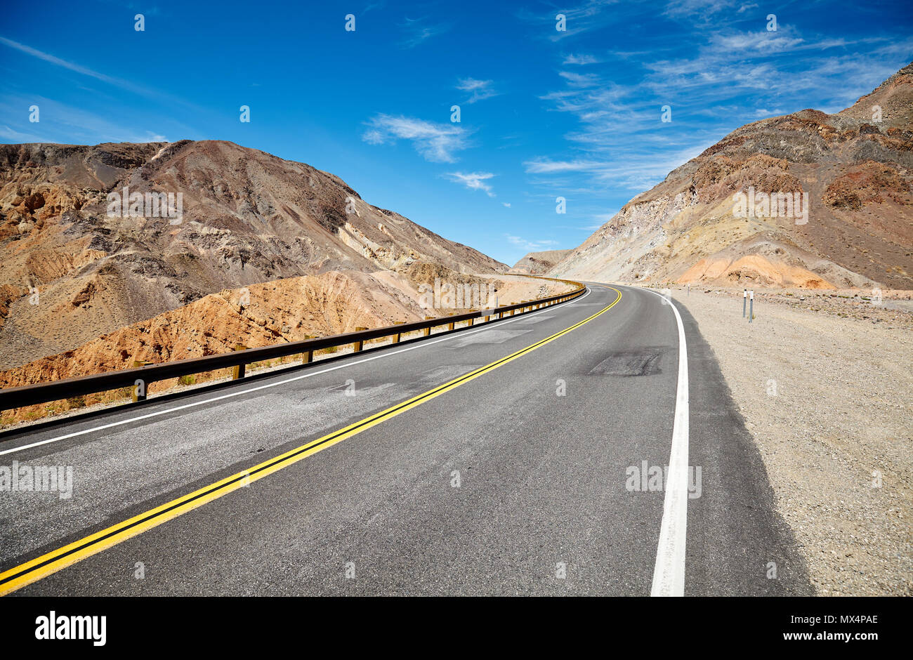 Immagine di una strada nel deserto, il concetto di viaggio. Foto Stock