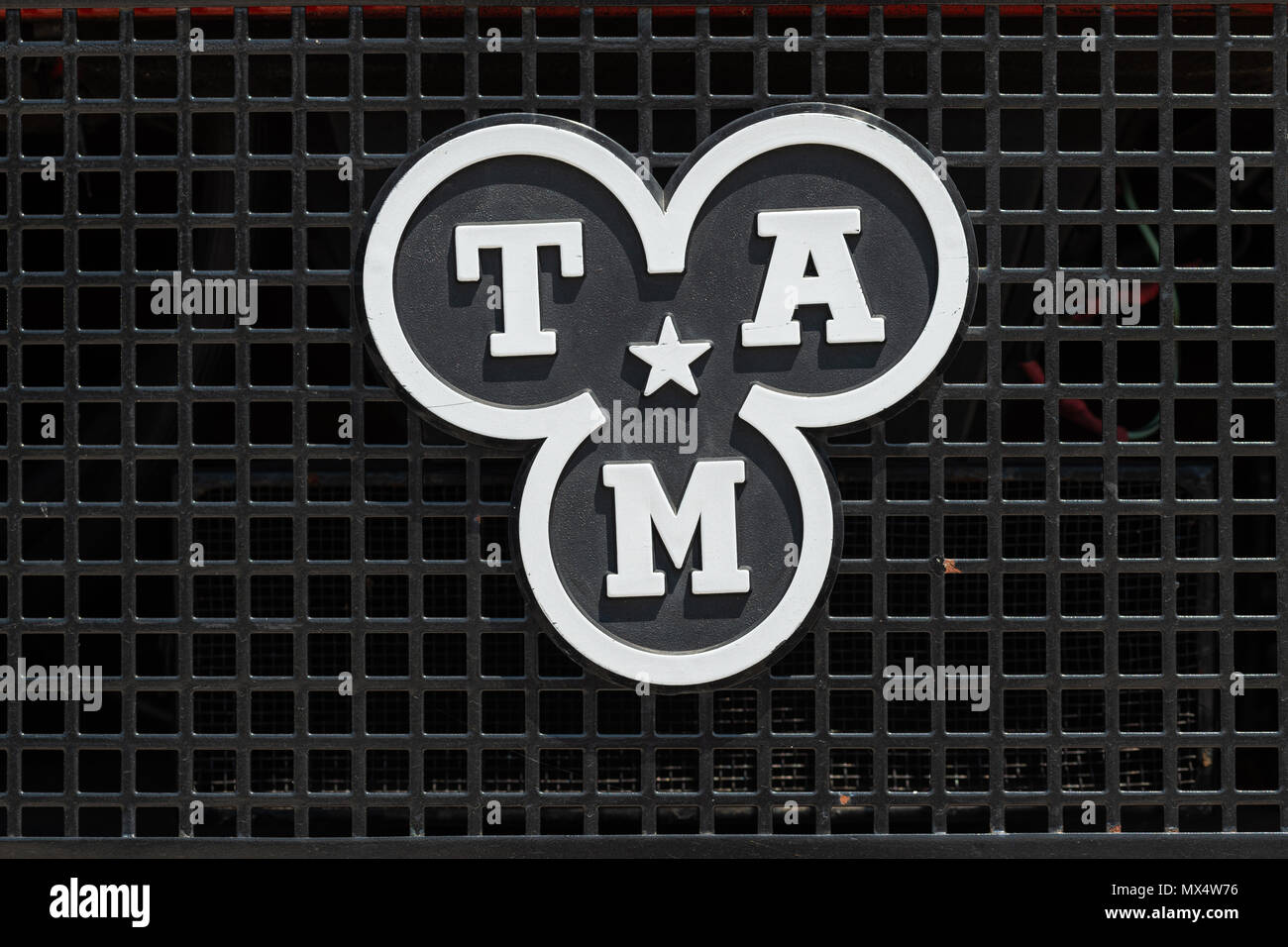 Slovenska Bistrica, Slovenia - 2 Giugno 2018: Segno della TAM ex Tovarna Avtomobilov Maribor Maribor fabbrica automobilistica sulla griglia del veichecle, TAM è andato Foto Stock