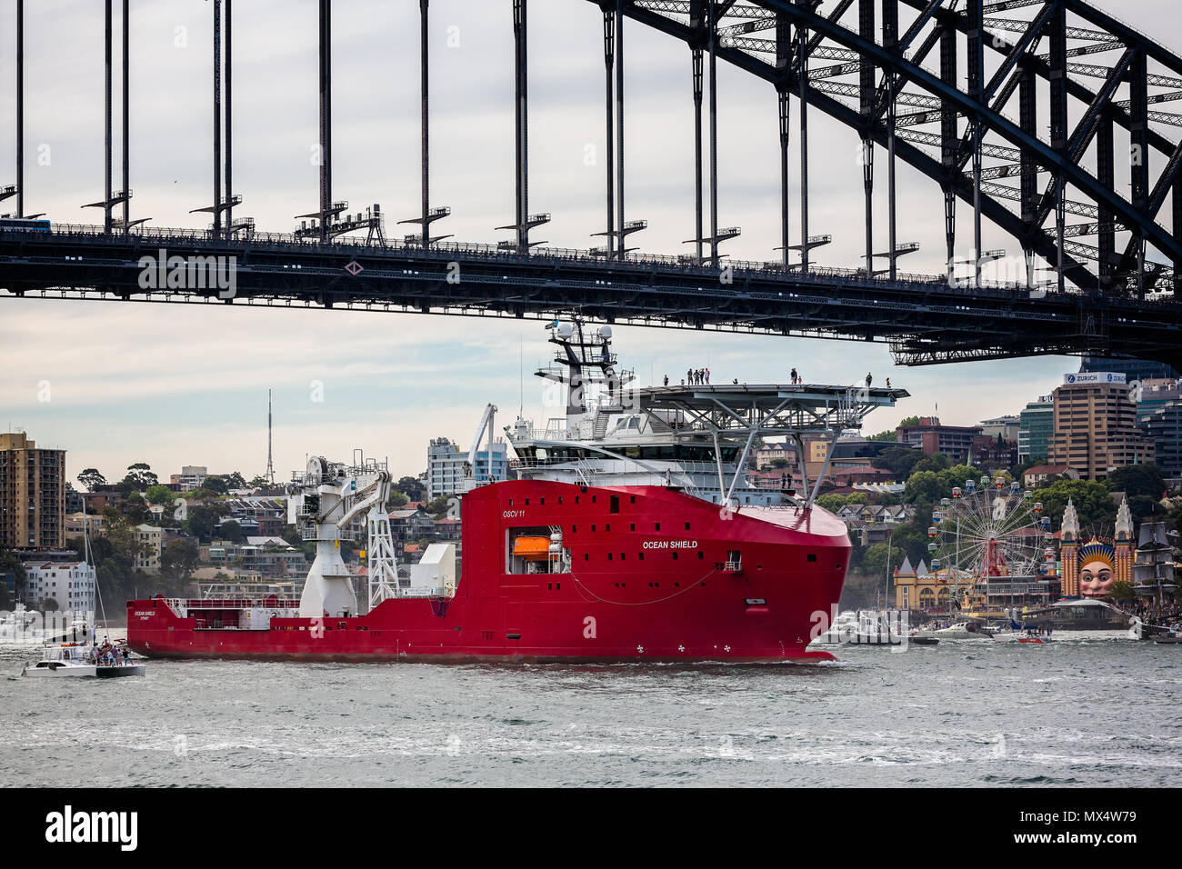 Ocean Shield Offshore nave pattuglia passando sotto il Ponte del Porto di Sydney prese a Sydney, NSW, Australia il 5 ottobre 2013 Foto Stock