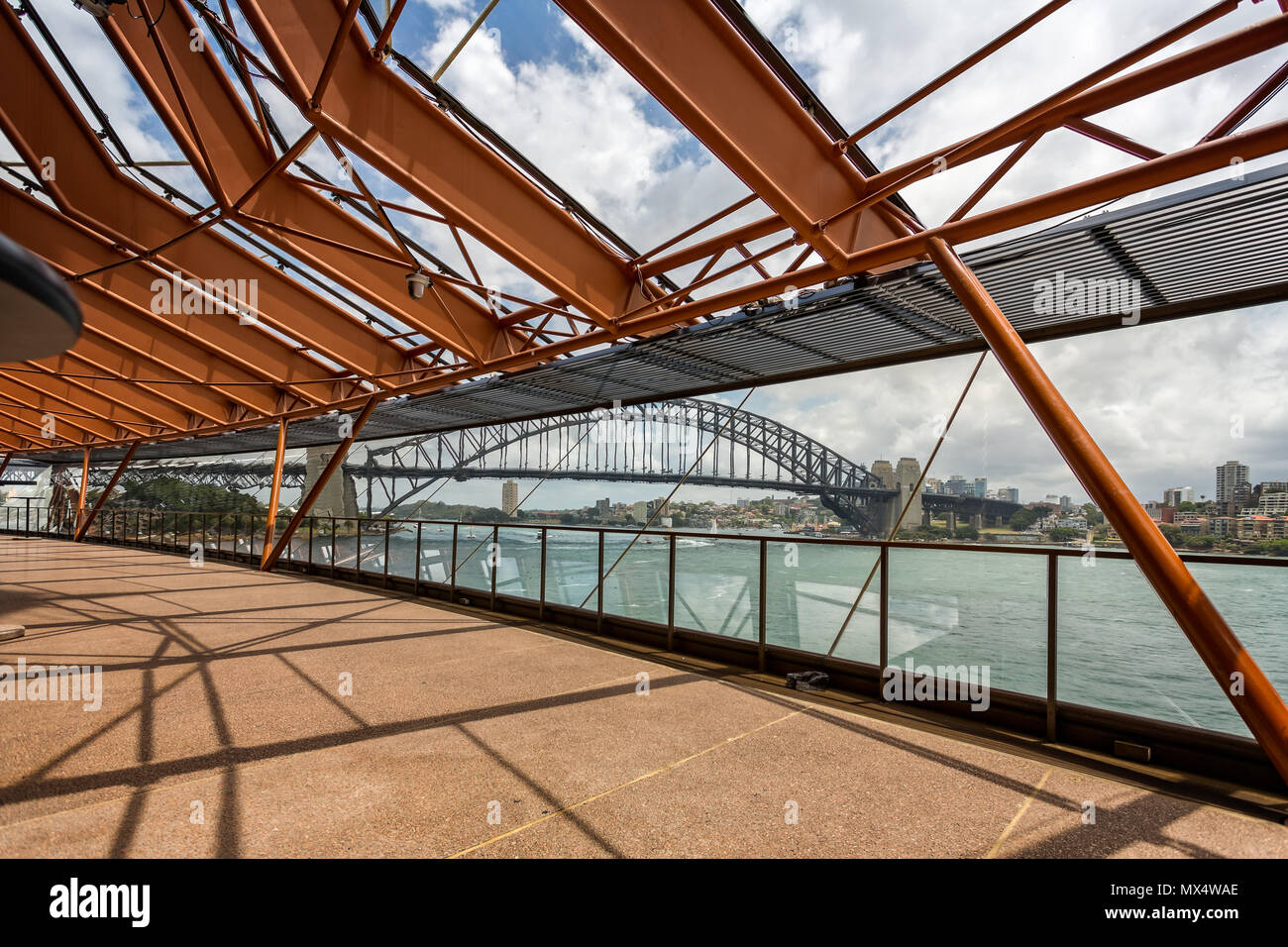 Vista del Ponte del Porto di Sydney dall'interno di Sydney Opera House prese a Sydney, NSW, Australia il 3 gennaio 2018 Foto Stock