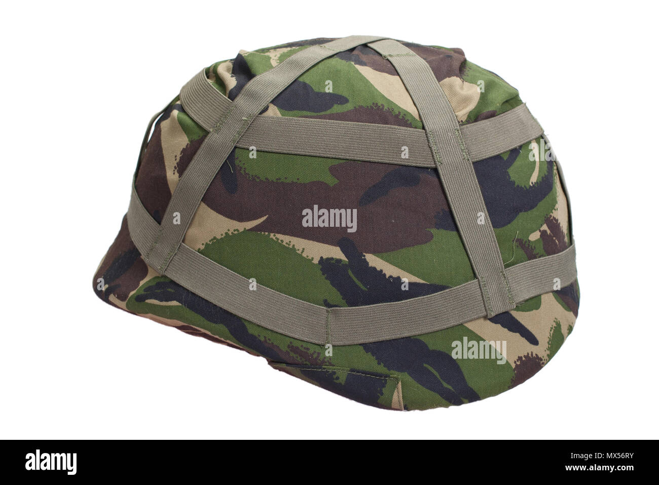 Casco in kevlar con pattern di DPM mimetizzata coperchio isolato su bianco Foto Stock