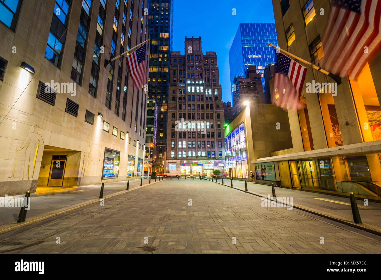 La passerella al Rockefeller Center di notte in Midtown Manhattan, New York Foto Stock