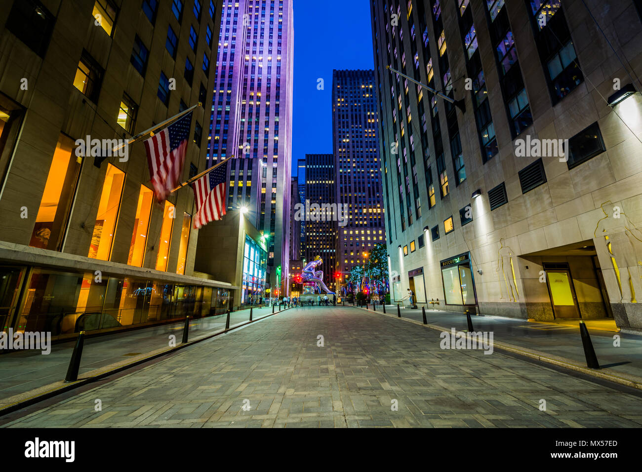 La passerella al Rockefeller Center di notte in Midtown Manhattan, New York Foto Stock