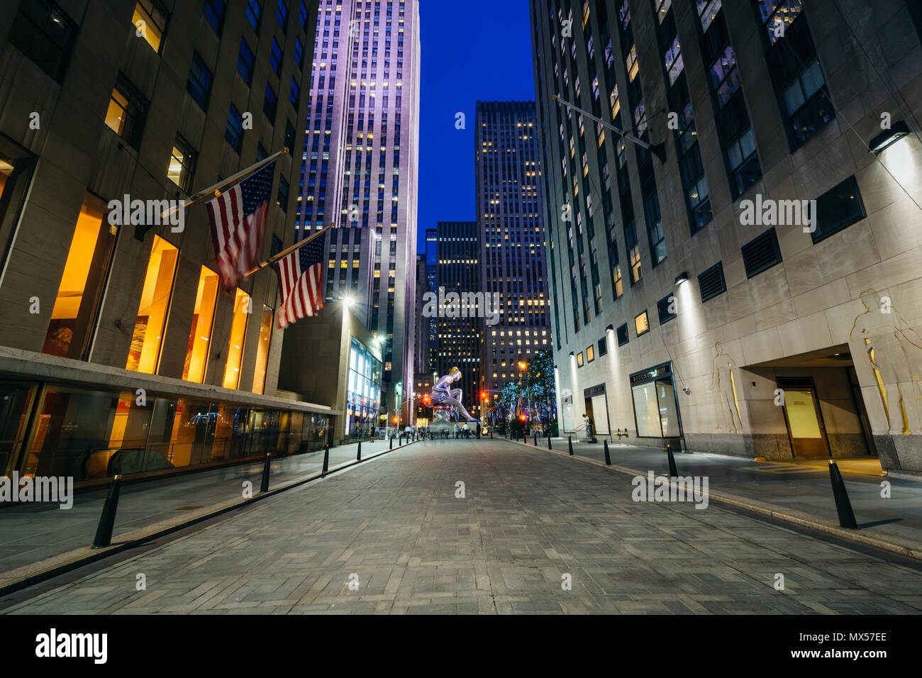 La passerella al Rockefeller Center di notte in Midtown Manhattan, New York Foto Stock