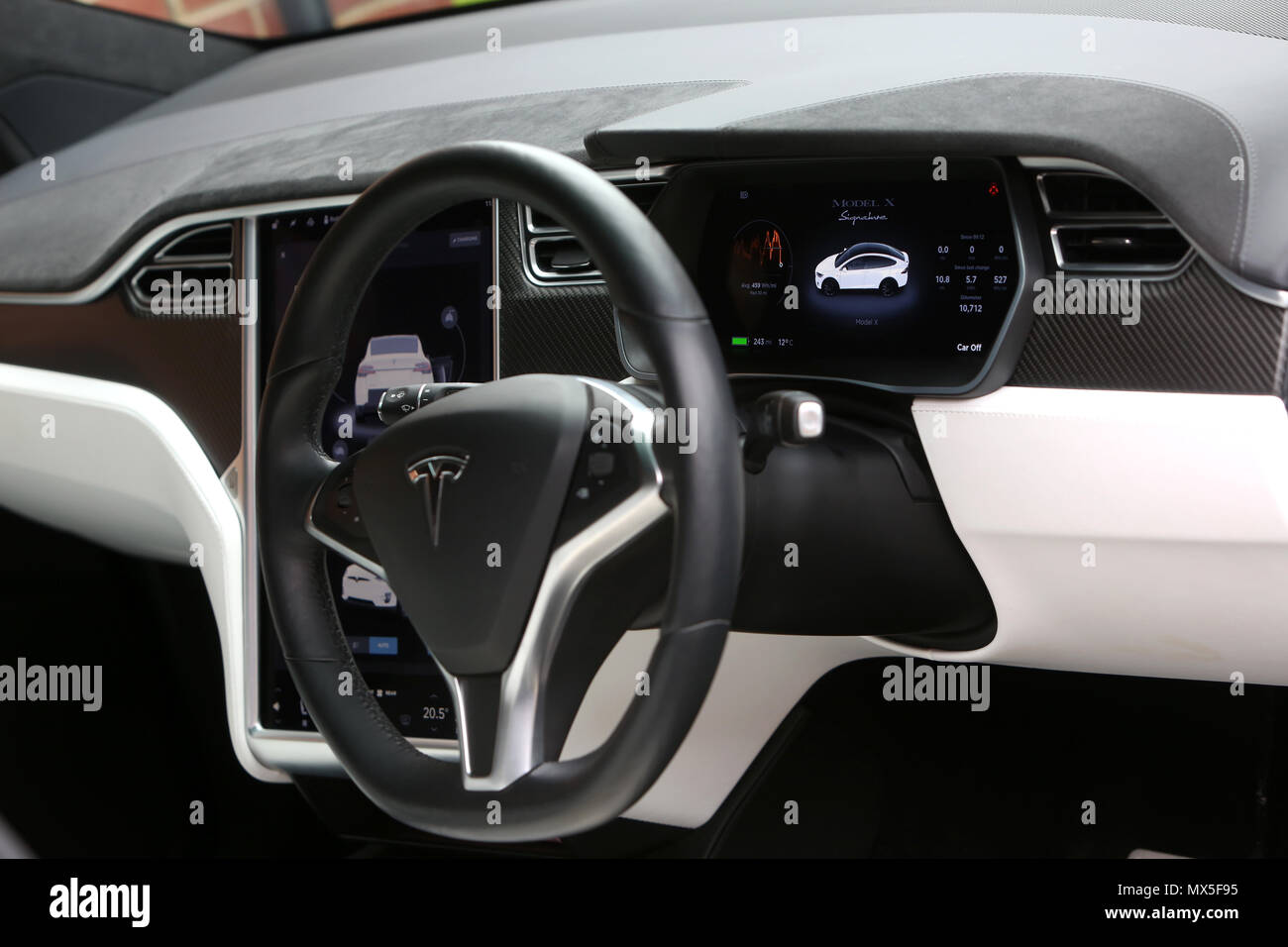 L'interno di un nuovo modello di Tesla X auto raffigurato in Londra, Regno Unito. Foto Stock