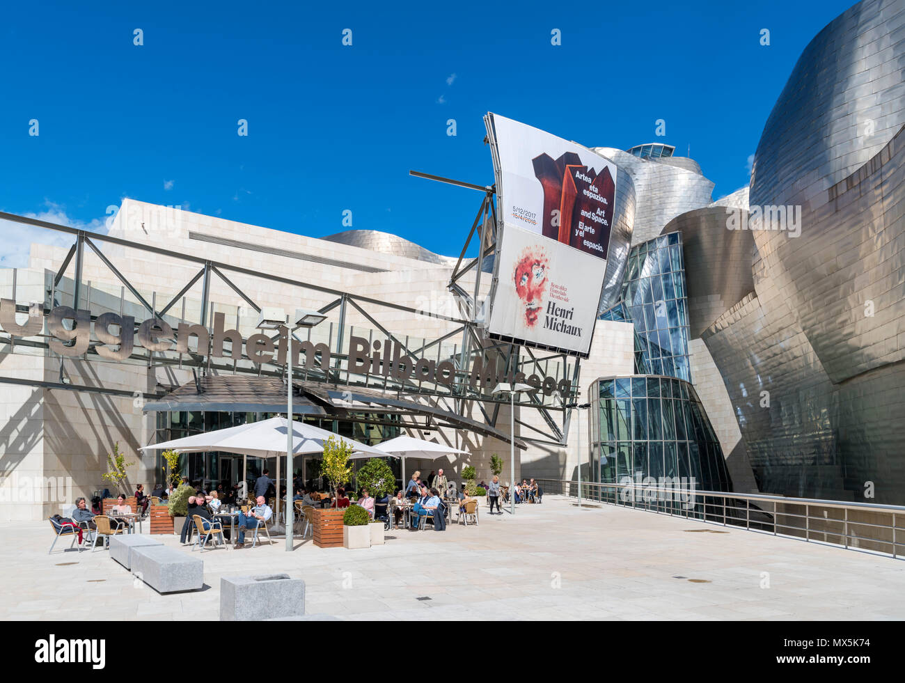 Guggenheim di Bilbao. Cafe terrazza fuori il Guggenheim Museum Bilbao, Paesi Baschi Foto Stock