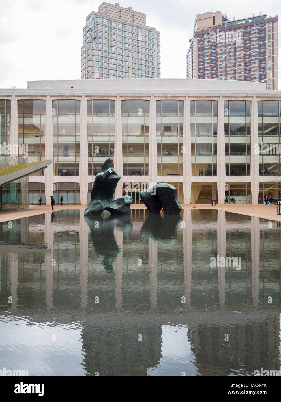 Hearst Plaza e la New York Philharmonic presso il Lincoln Center Foto Stock