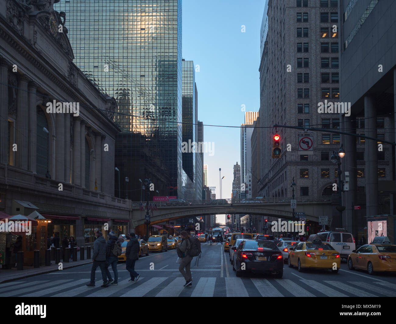 Park Avenue viadotto sopra 42nd Street dalla Grand Central Station Foto Stock