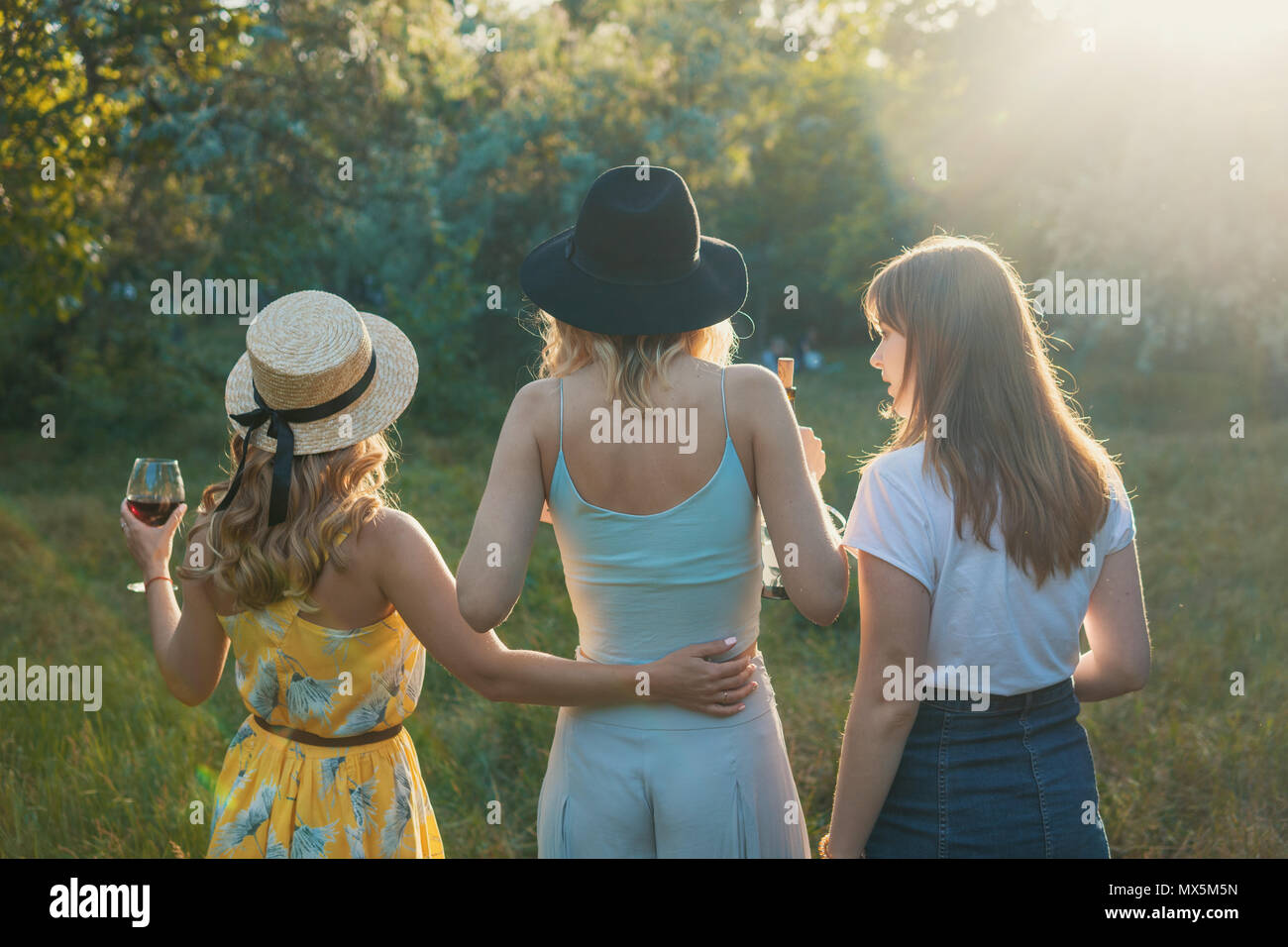 Un gruppo di ragazze amici facendo picnic all'aperto. Essi hanno divertimento Foto Stock