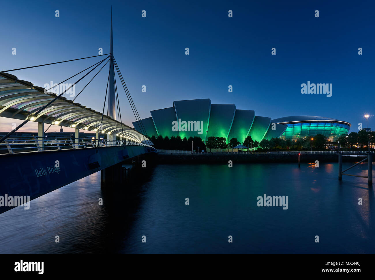 Un night vista illuminata SEC Center e VEDERE Idro in Glasgow. Foto Stock